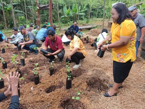 สำนักงานพัฒนาชุมชนอำเภอเมืองระนอง ร่วมกิจกรรมสนับสนุนการพัฒนาศูนย์เรียนรู้การพัฒนาคุณภาพชีวิตตามหลักทฤษฎีใหม่ ประยุกต์สู่ “โคก หนอง นา”วันที่  27 พฤษภาคม  2568 ? ณ ศูนย์เรียนรู้การพัฒนาคุณภาพชีวิตตามหลักทฤษฎีใหม่ ประยุกต์สู่ โคก หนอง นา แปลงนายสุชาติ คำวาศรี ตำบลหาดส้มแป้นอำเภอเมืองระนอง จังหวัดระนอง